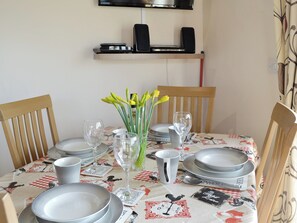 Light and airy dining space | Kingfisher - North Moor Farm Cottages, Flamborough