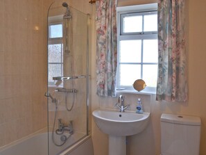 Bathroom | Sea Breeze Bungalow, Sandilands, nr. Sutton-on-Sea