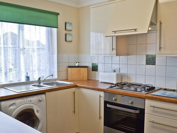 Kitchen | Sea Breeze Bungalow, Sandilands, nr. Sutton-on-Sea