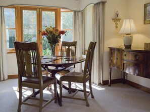 Charming dining area | Russet Cottage, Moreton-in-Marsh