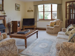 Comfortable living area | Russet Cottage, Moreton-in-Marsh