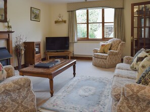 Comfortable living area | Russet Cottage, Moreton-in-Marsh