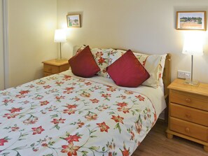 Double bedroom| Linley Farm Cottages - Meadow View Cottage, St Osyth