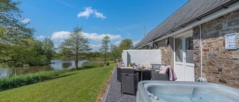 Outdoor spa tub