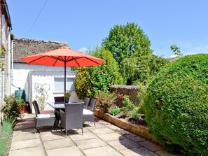Sitting-out-area | Weavers Cottage, Stow-on-the-Wold