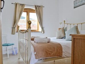 Stylish double bedroom | The Chaff House - Milton End Farm Barns, Arlingham, near Frampton-on-Severn