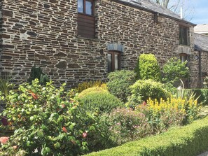 Delightfully planted birders | The Stable, Lower Shipen - Brazzacott Cottages, North Petherwin, near Launceston