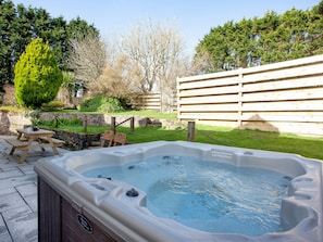 Hot tub | The Farmhouse, Carnmenellis, between Falmouth and St Ives