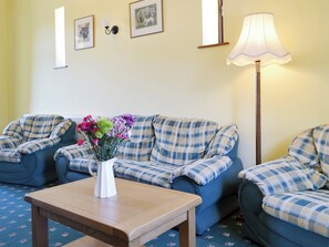 Comfy seating within the living and dining room | Dwyfor - Aberkin Farm, Llanystumdwy, near Criccieth