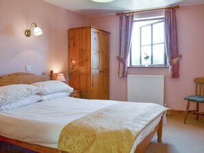 Relaxing en-suite double bedroom | Dwyfor - Aberkin Farm, Llanystumdwy, near Criccieth