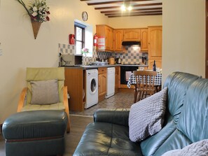 Open plan living space | Beudy Bach - Parciau Farm Cottages, Caernarfon