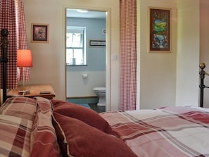 Double bedroom with en-suite | Cil Y Felin, Beddgelert, near Caernarfon