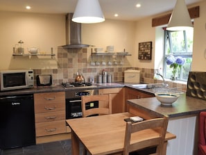 Kitchen and dining area | Cil Y Felin, Beddgelert, near Caernarfon
