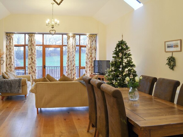 Spacious open-plan living area | Barn Owl - Eastleigh Barton, Eastleigh, near Bideford