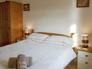 Relaxing double bedroom | Nightingale - North Moor Farm Cottages, Flamborough
