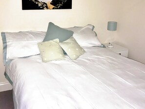 Double bedroom with en-suite shower room | Hydan Cottage, Wootton Bridge