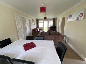 Living room/dining room | Heligan - Rosecraddoc Holiday Village, Liskeard