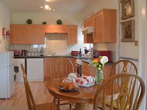Fitted Kitchen in open plan room | Caradon Apartment - Rosecraddoc Manor, Liskeard