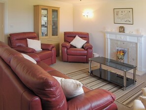 Living room/dining room | Sea Whispers, Padstow