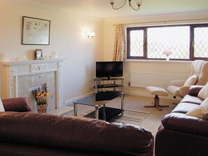 Living room/dining room | Sea Whispers, Padstow