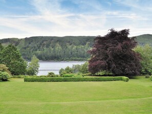 Garden and grounds with of views of Lake Thirlmere |  Lake Thirlmere near Keswick
