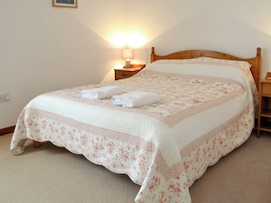 Double bedroom | Orchard Cottage - Church Farm Cottages, Lower Gresham