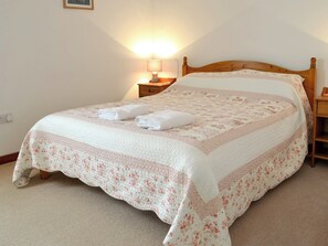 Double bedroom | Orchard Cottage - Church Farm Cottages, Lower Gresham
