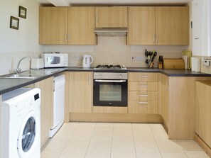 Well-equipped fitted kitchen | Blackbird - North Moor Farm Cottages, Flamborough