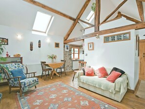 Living room/dining room | Llofft Stabal, Llanerfyl