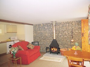 Challey’s Cottage open plan sitting/dining room | Challey?s Cottage, Winscombe