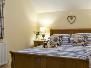 Relaxing en-suite double bedroom | Tawny Owl - Eastleigh Barton, Eastleigh, near Bideford