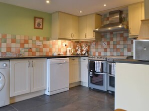 Well-equipped fitted kitchen | Speke&rsquo;s Retreat - Spekes Valley Holidays, Hartland