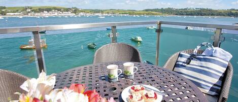 Serve breakfast or lunch on the sunny roof terrace | Shorewaters, Appledore, near Bideford