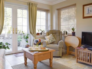 Light and airy living room | The But ’n’ Ben - Hatton Cottages, Dunkeld, near Pitlochry