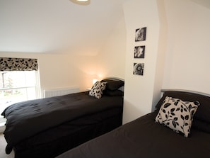Somer Leyton Cottage twin bedded room | Somer Leyton Cottage, Hogsthorpe, nr. Chapel St Leonards