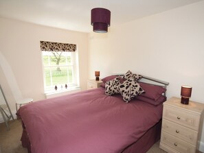 Somer Leyton Cottage double bedroom | Somer Leyton Cottage, Hogsthorpe, nr. Chapel St Leonards