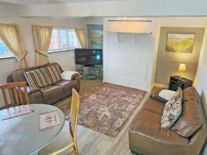 Living room/dining room | Tracara Apartment - Tracara, Horning, near Norwich