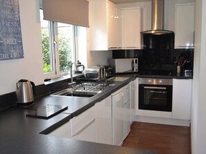 Well-equipped fitted kitchen | Little Crugwallins -Summer Breeze - Little Crugwallins, St Austell