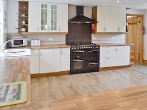 Kitchen/diner | Sgubor Wennol Ty Du, Llanor near Pwllheli