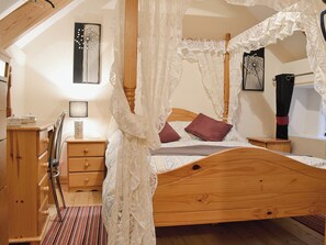 Four Poster bedroom | Ford Farm - Dilys, Milton, nr. Tenby