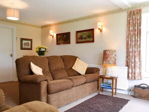Spacious living and dining room | Abbotts Ball Farm Cottage, Potterne, near Devizes