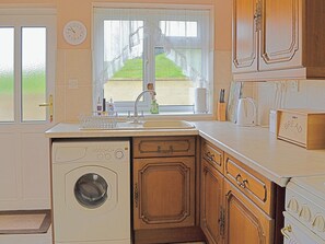 Kitchen | Abbotts Ball Farm Cottage, Potterne, nr. Devizes