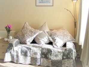 Relaxing garden room  | Chynoweth, St Merryn, near Padstow