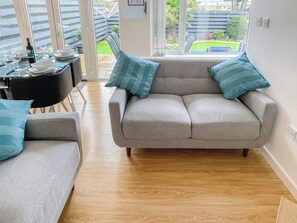 Living room/dining room | Palm Villa, Porth, near Newquay