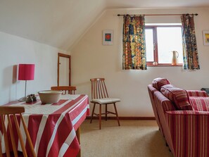 Compact and discrete dining area | Terracotta, Bourton-on-the-Water