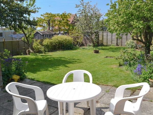 Delightful sitting out area in the garden | The Paddock, Happisburgh