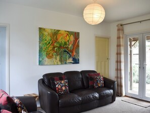 Comfortable leather furniture in the living room | Cockle Cottage, Elmer, near Middleton on Sea