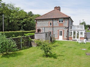 Large,  enclosed lawned garden | Heather Cottage, Thorpe Market