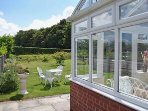 Large,  enclosed lawned garden | Heather Cottage, Thorpe Market