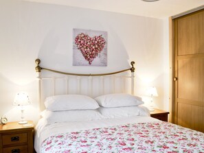 Double bedroom | Paterson Cottage, Heights of Kilcoy, Muir of Ord